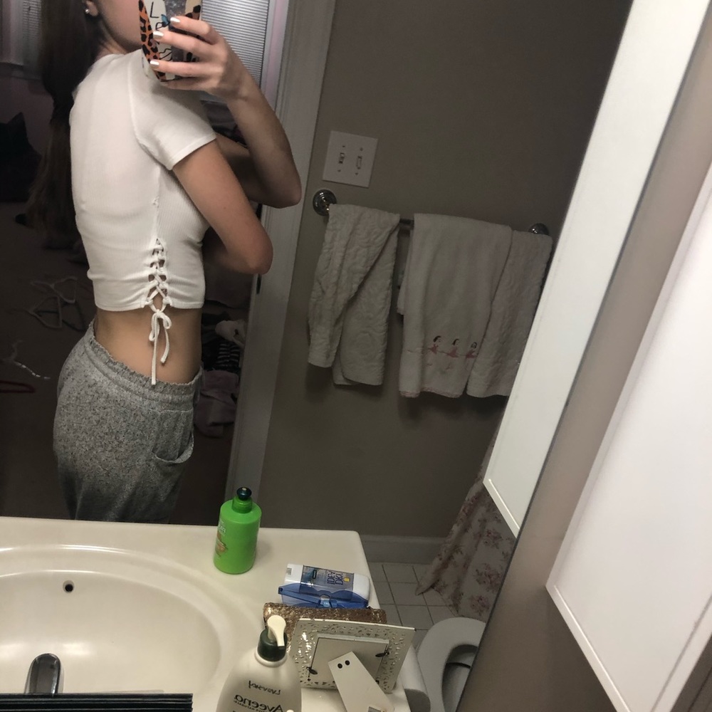 White crop top - Picture 2 of 3